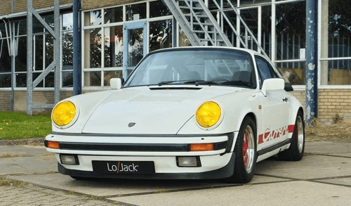 Witte klassieke sportwagen LoJack