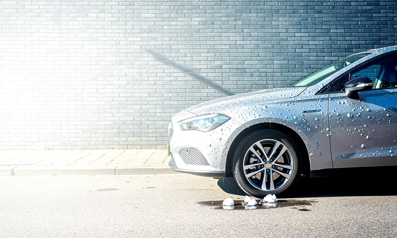 Auto na een hagelcalamiteit met zichtbare weersinvloeden