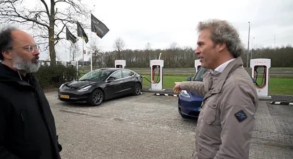 Jan en Werner van Turien & Co staan naast elektrische auto's en laadpalen op een parkeerterrein