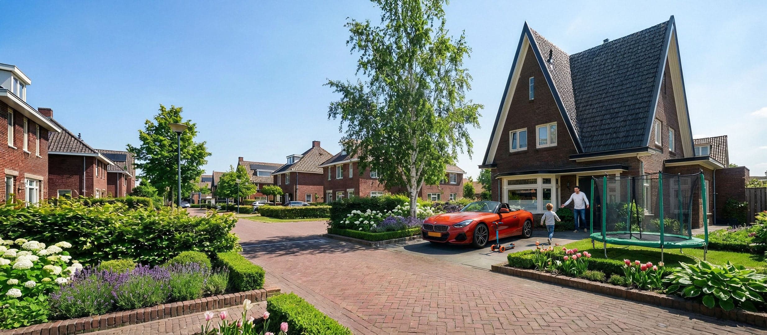 Vrijstaande woning met een auto op de oprit, een trampoline in de tuin en een kind dat buiten speelt