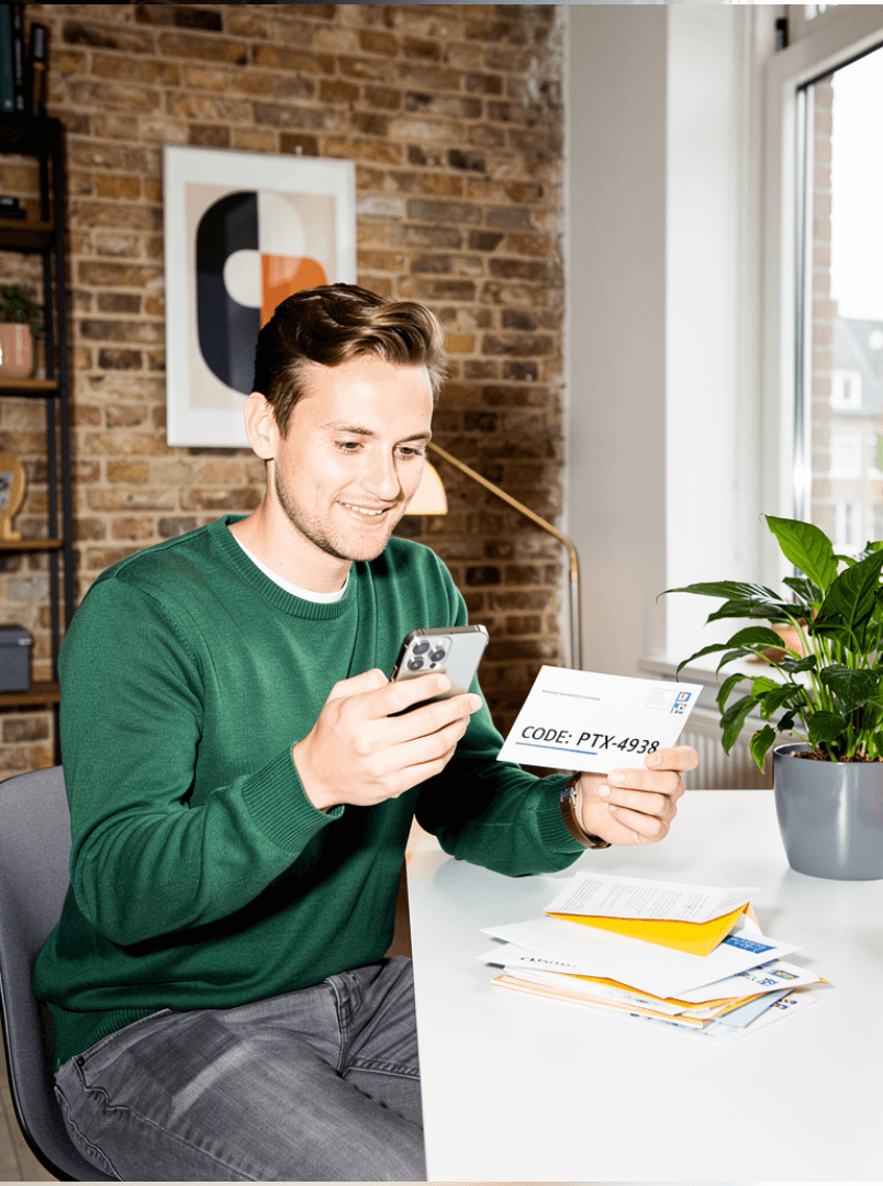 Man scant met een smartphone een code op een poststuk