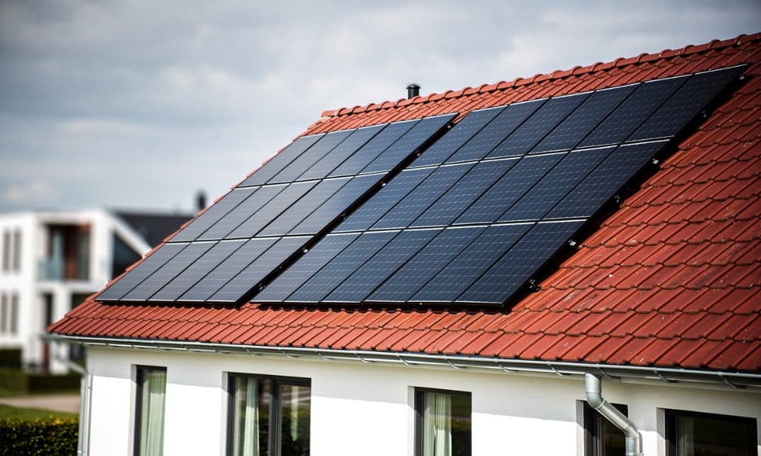 <p>Zonnepanelen: risico's, brandgevaar en hoe je schade voorkomt</p>