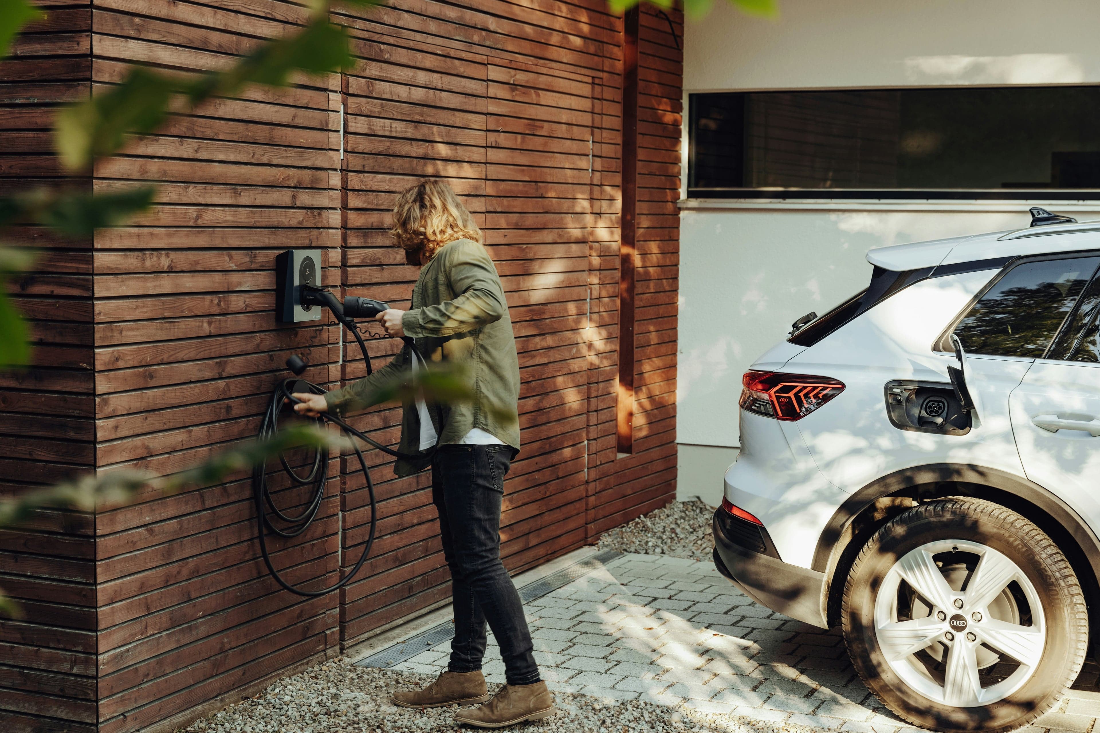 Elektrische auto wordt thuis opgeladen