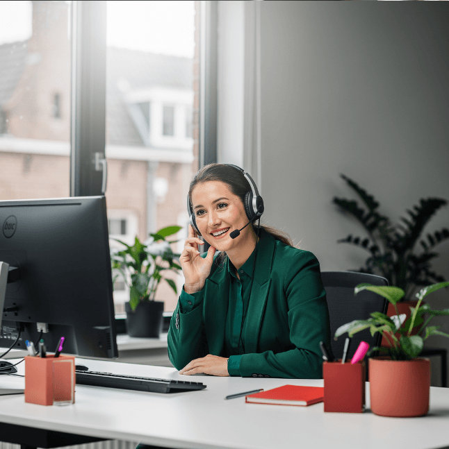 Medewerker met headset op kantoor
