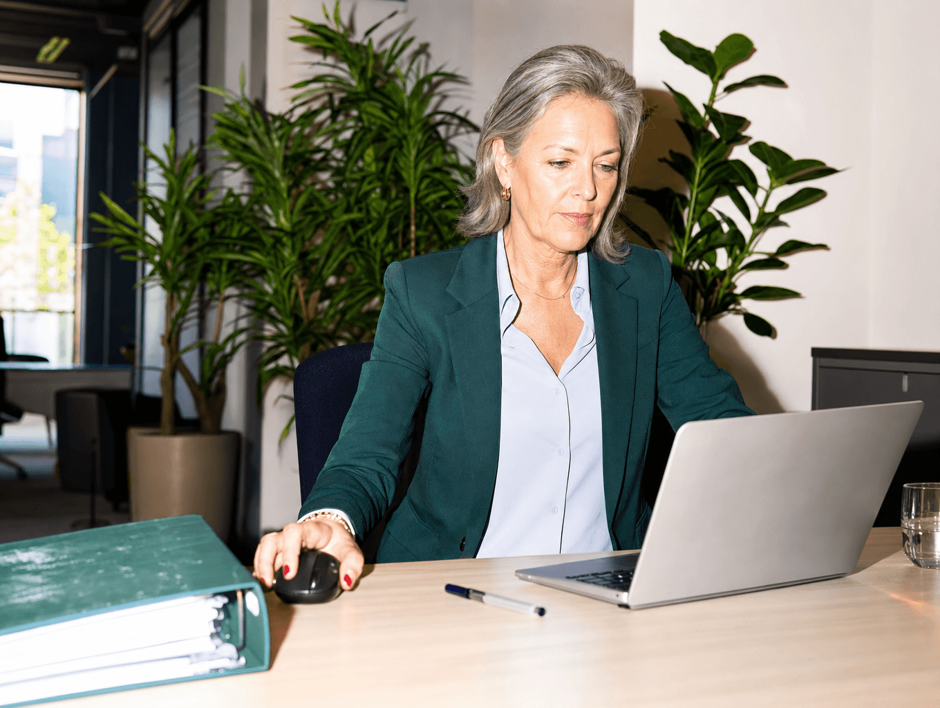Vrouw werkt op een laptop op kantoor