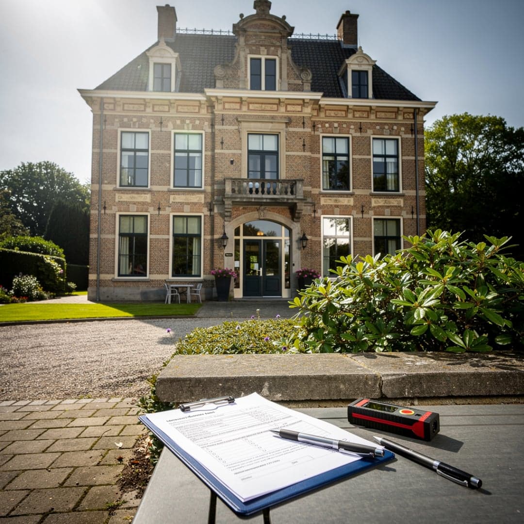 Clipbord met inspectieformulier en meetapparatuur voor een pand tijdens een taxatie of inspectie van Apresa