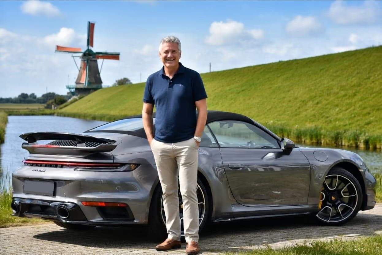 Persoon bij sportauto molen